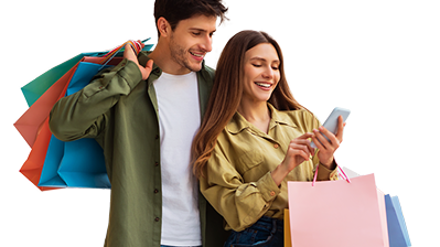 Pareja joven disfruta de un día de compras en el centro comercial con varias bolsas mira observan la pantalla de un móvil.