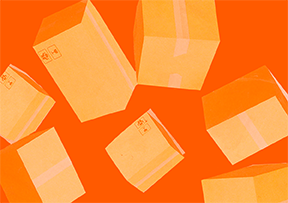 Imagen de paquetes de envío cerrados sobre fondo naranja