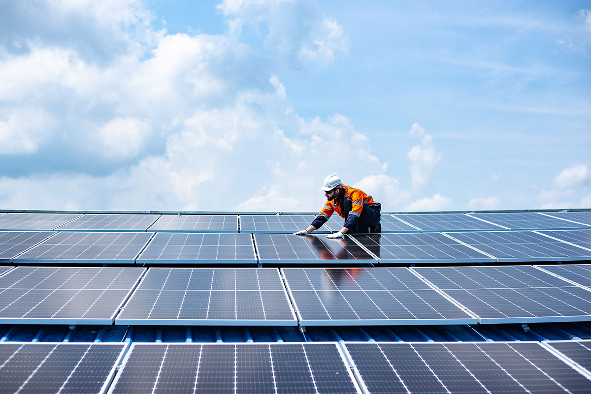 Trabajador instalando paneles solares.