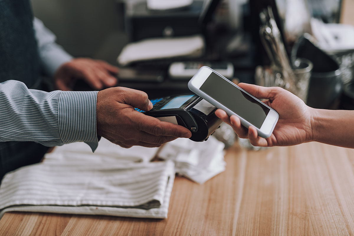 Solución de pago móvil sobre el datáfono en un establecimiento.