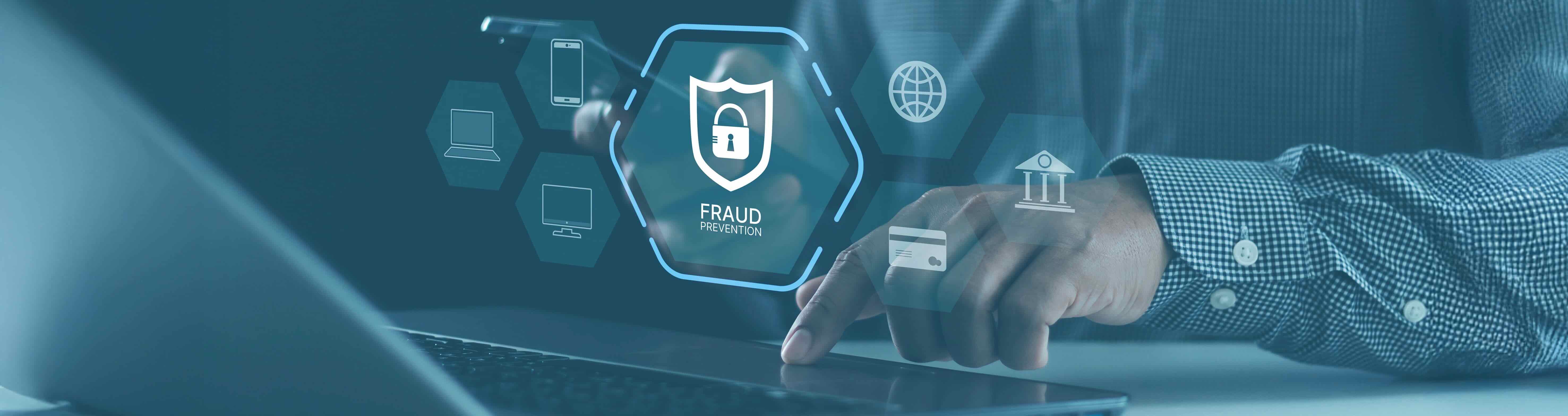 Imagen de un hombre realizando una compra online con un móvil y un pc sobre el cual sale un holograma sobre prevención de fraude en dispositivos.